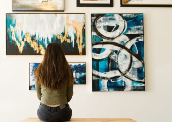 pameran yang menampilkan berbagai jenis karya seni disebut dengan pameran