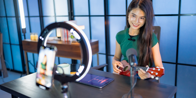 Development of Live Streaming Technologies: From Webinars to Interactive Shows